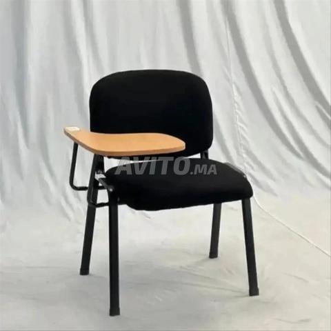 Chaises ISO avec tablette d’écriture robustes.