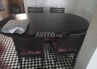 طاولة غرفة الطعام