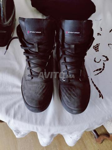 حذاء دراجة نارية شبه جديد. مقاس 42