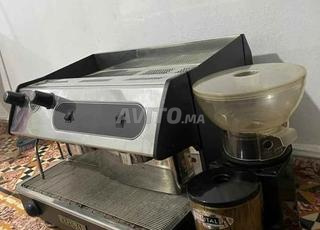 ماكينة قهوة و طحانة ديالها