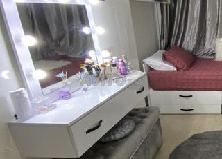 Lits, matelas, bureaux et table de maquillage