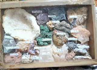 S Collection variée de minéraux
