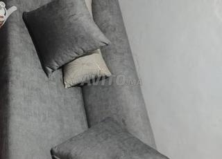 للبيع أريكة رمادية عصرية ومريحة