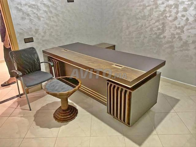 Bureau importé avec une touche moderne et de haute qualité