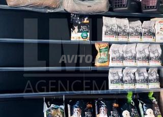 رفوف محلات الحيوانات الأليفة