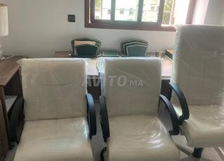 مكتب مع ثلاث كراسي