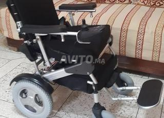 Fauteuil roulant électrique pliant et très propre