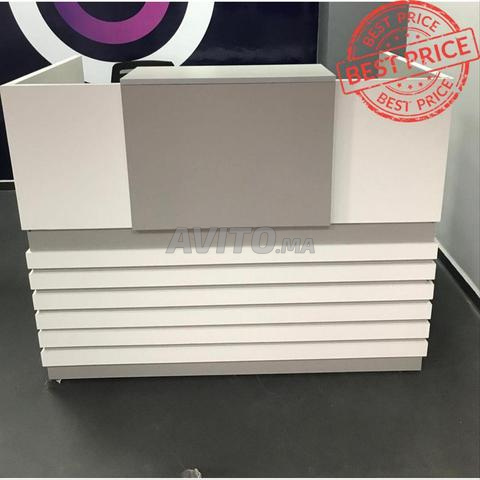 منضدة استقبال مع صندوق