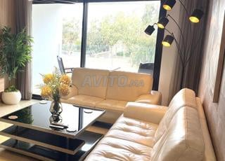 كرسي بذراعين وطاولة تلفزيون