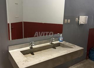 مغسلة مع 2 صنابير، مرآة، مجفف يد