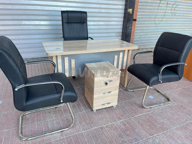 مكتب من تصنيع محلي