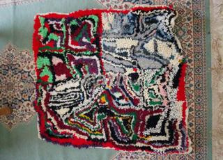 زرْبِيَّة مَخْدُومَةٌ بِاليَد