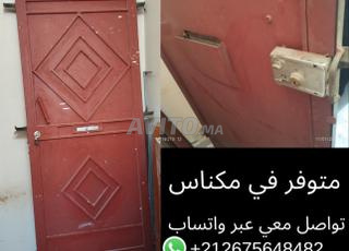 Porte en fer robuste et durable en bon état - Convient aux maisons