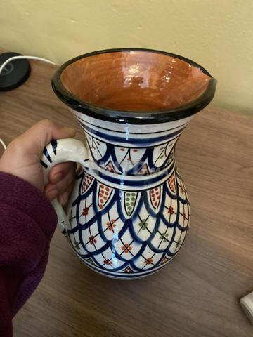 مزهرية من السيراميك تقليدية مزخرفة يدوياً