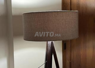 مصباح أرضي ثلاثي القوائم