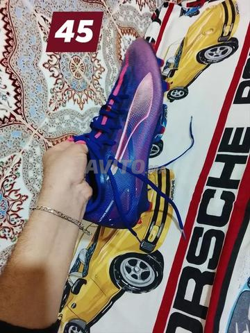 حذاء رياضي مستعمل ما زال نظيفًا