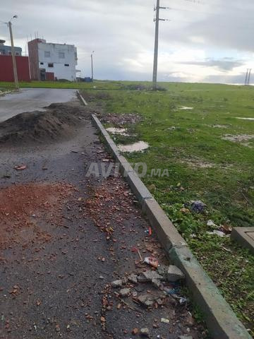 بقعة ذات نافذتين وكراج مشمسة ومقبلة