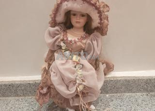 دمية من البورسلين للبيع