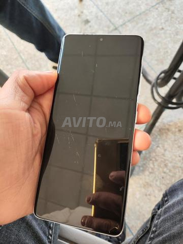 Galaxy S21 Ultra avec quelques rayures légères sur l'écran - 2