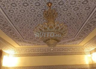 Lustre à vendre avec 4 appliques