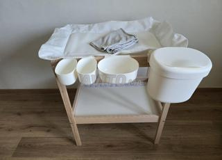 طاولة تغيير وحاويات وسادة وغطاء