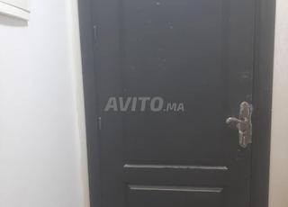 باب خشبي مع إطار كاذب ومقبض