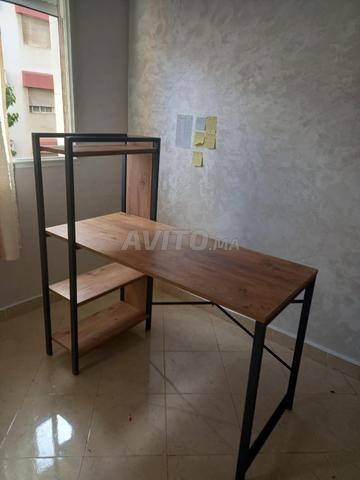 مكتب بتصميم صناعي من الخشب والمعدن