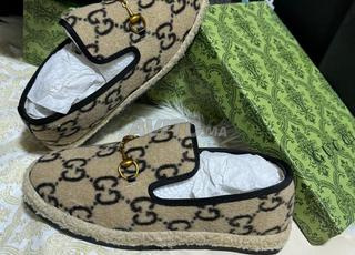 موكاسان دافئ Gucci في عرض ترويجي GC1121