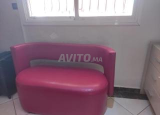 كنبة أثاث باللون الأحمر