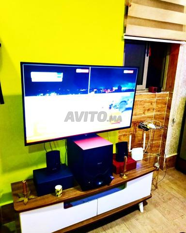 تلفاز سوني 42 شبه جديد مع طاولة و خزانة تلفاز