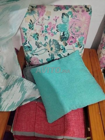 كرسي قابل للطي مع كرسيين من الخشب الصلب