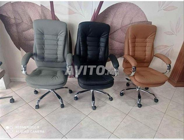 كرسي من الجلد الصناعي أنيق ومريح