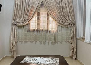 ستار ممتاز بجودة جيدة، الخدمة على اليد ومائدة