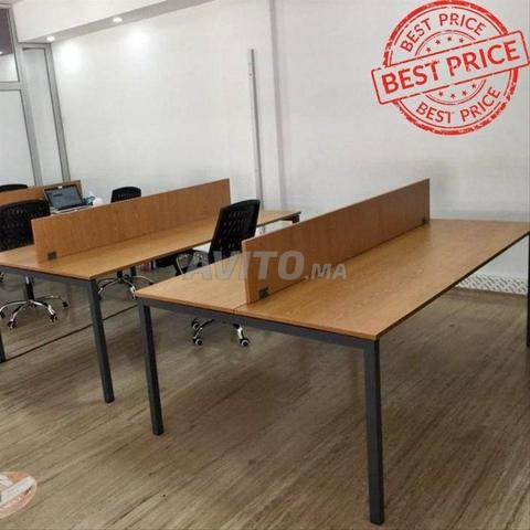 مكتب عمل جماعي بتصميم عملي ومنظم