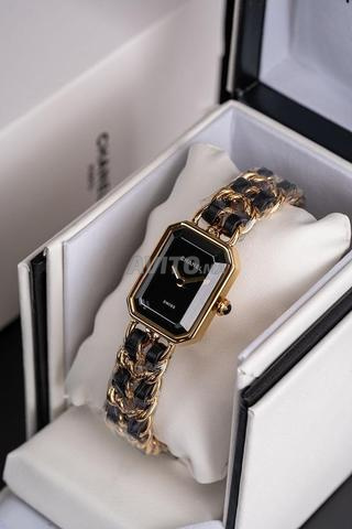 ساعة يد نسائية أنيقة في عرض ترويجي