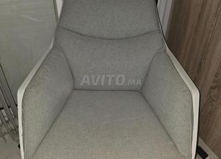 Fauteuil KITEA gris claire moderne, pieds chromés