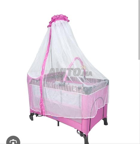 سرير أطفال مع فراش