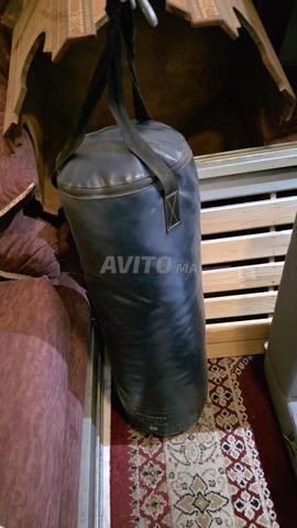 كيس ملاكمة OUTSHOCK 120 مع حامل جداري مقوى