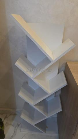 مكتبة بتصميم KITEA - رف متعرج أبيض