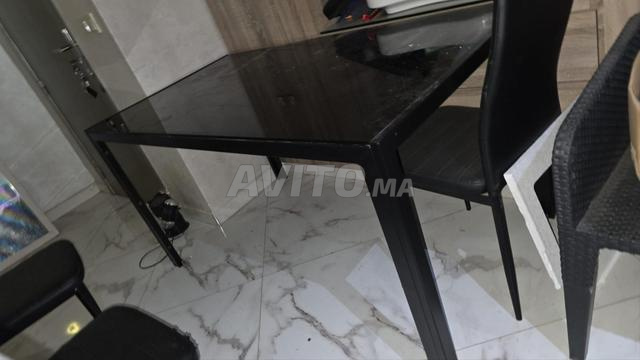 طاولة طعام سطح زجاجي أسود معدني