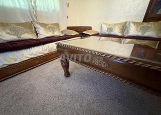 صالون مغربي طاولة وزوايا خشبية