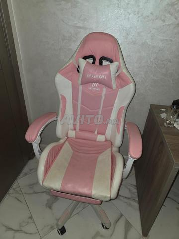 كرسي قيمنق زهري أبيض مع مسند للقدمين