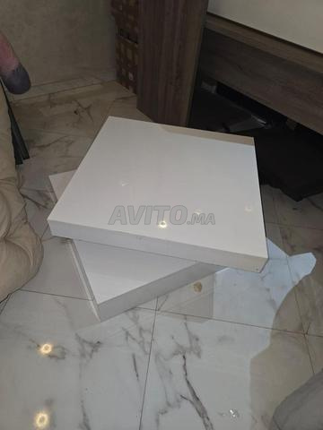 طاولة قهوة بيضاء دوارة مطلية باللك