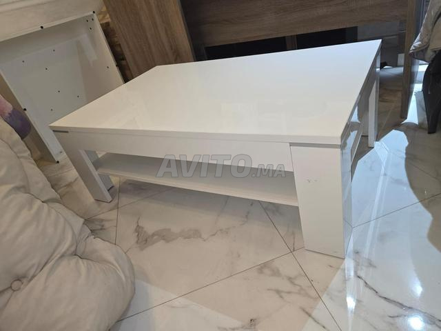 طاولة قهوة Kitea بيضاء لامعة مع رف