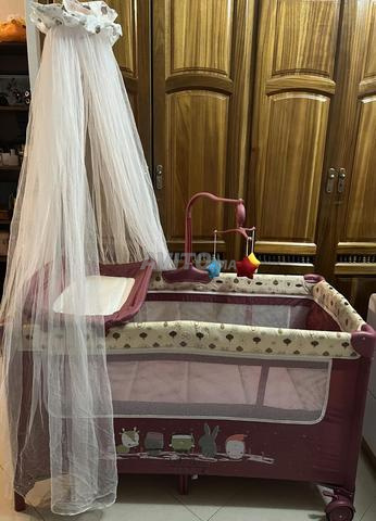 سرير أطفال قابل للطي