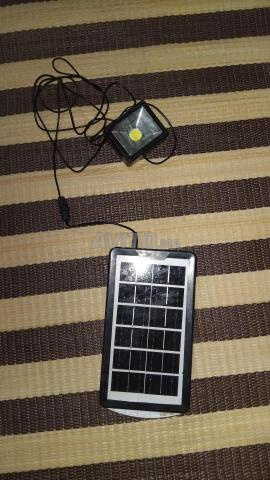لوح طاقة شمسية محمول مع مصباح