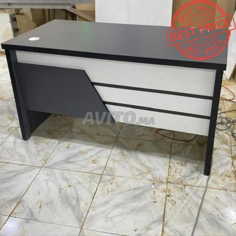 مكتب مع وحدة إرجاع وأدراج