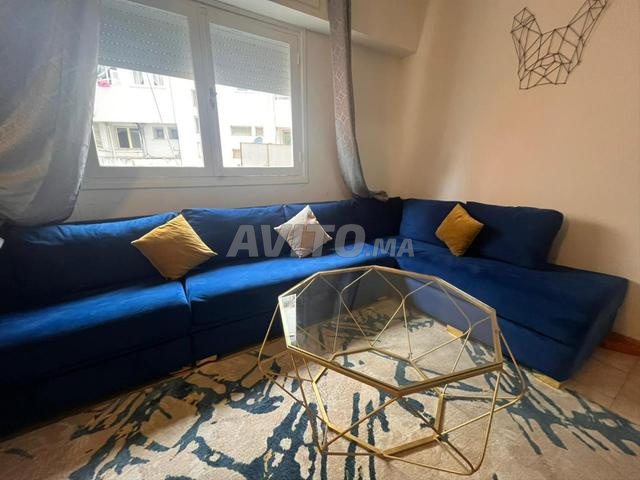 Salon élégant fauteuil rangement avec table dorée