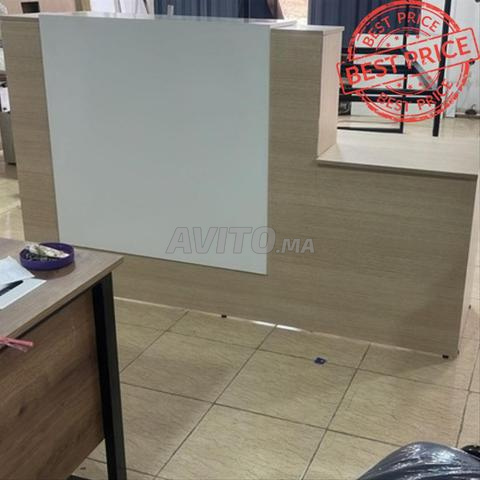 منضدة استقبال مع صندوق