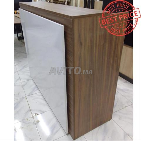 منضدة استقبال مع صندوق متنقل